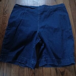 White Stag Woman - Stretch Dark Denim Pull On Plus Size Shorts. Size 22/24
